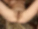 Schwarzhaarige zeigt ihren Arsch und Pussy - Bild 19 von 50